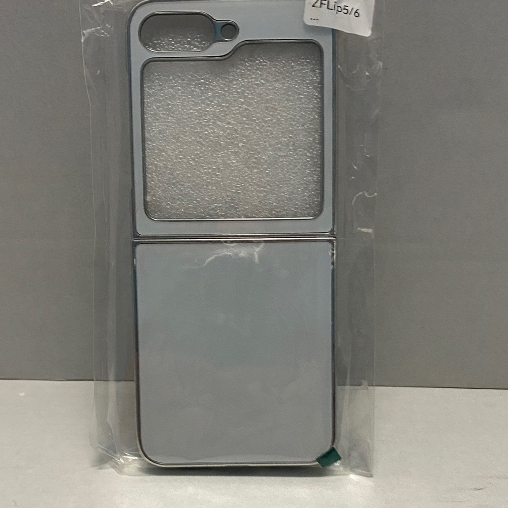 Sleek Silver Samsung Galaxy Z Flip 5/6 Phone Case with a discreet Lighting Bolt‎